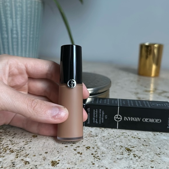 8.75 -Giorgio Armani luminous silk concealer- tan to deep w/ a golden undertone. - Picture 3 of 4